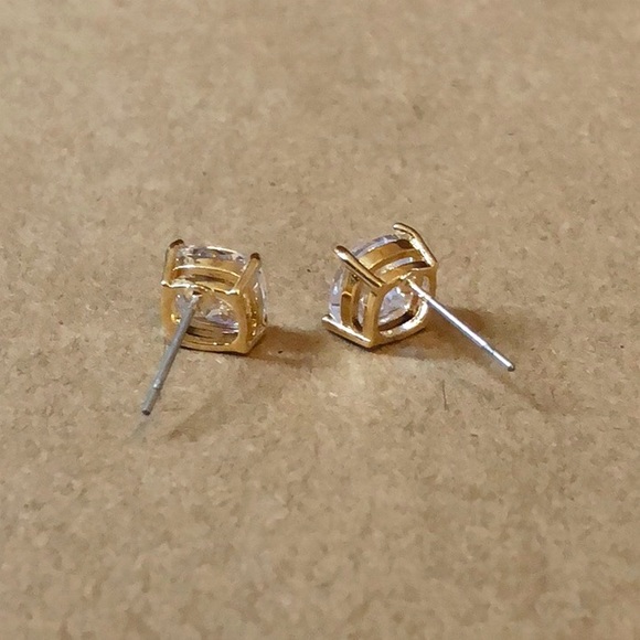 ⭐️LAST ONE!⭐️ Gorgeous Clear Cubic Zirconium Studs - Picture 5 of 7
